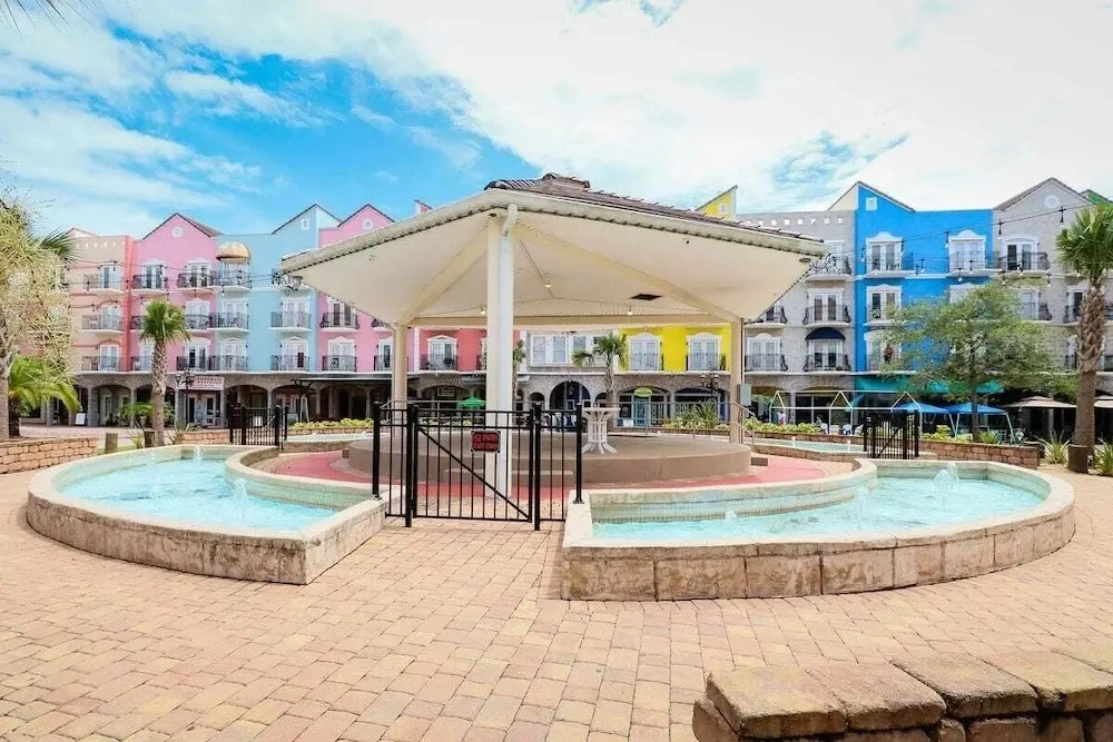 Spacious Townhouse With Private Balcony, Waterview, Pool and Wifi