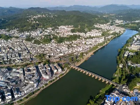 Shexian County Wall-side Hotel (Huizhou Ancient City Branch)
