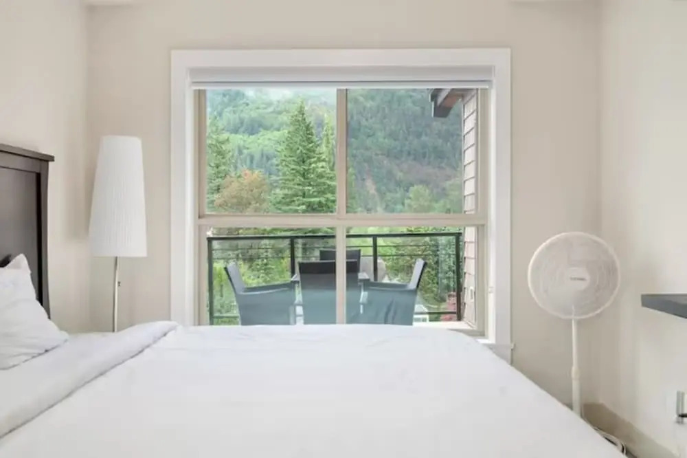 Modern 4BR Penthouse With Lake Views
