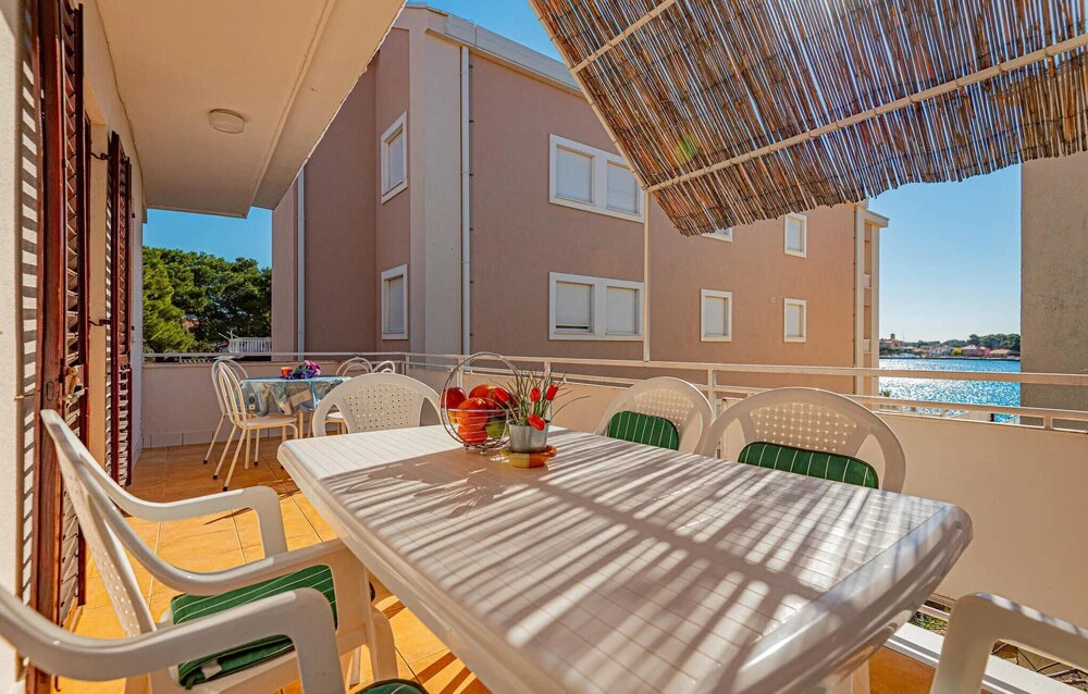 Nice Apartment in Brodarica With 3 Bedrooms and Wifi