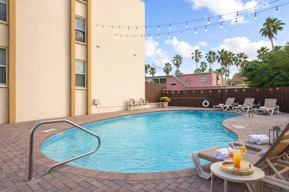 Walkable Location 99 Steps To Beach Pool 2 Bedroom Apts