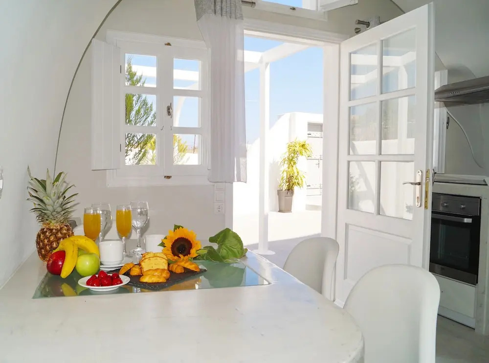 Fira-Cave-Sleeps 13-Parking-Pool-Pet Friendly