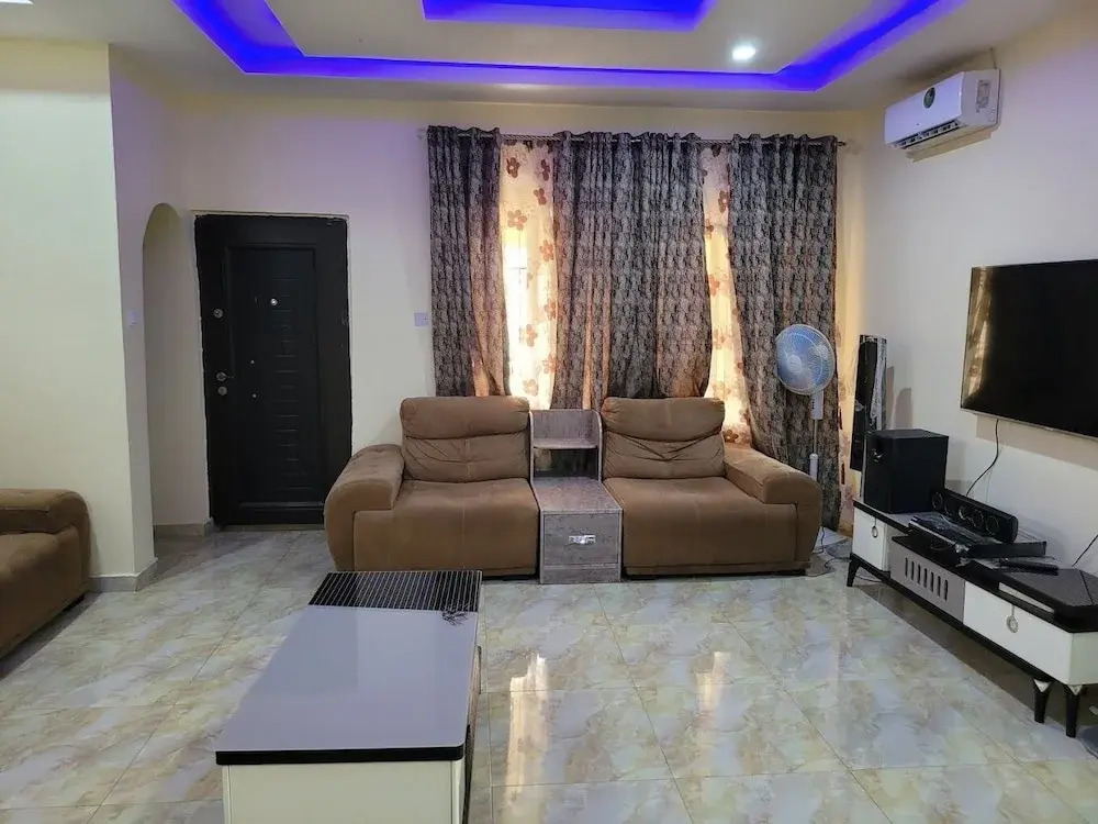 Dazzle Hotel and Apartment