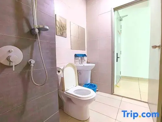 Spacious Cybersquare Ensuite with Pool View #CS8
