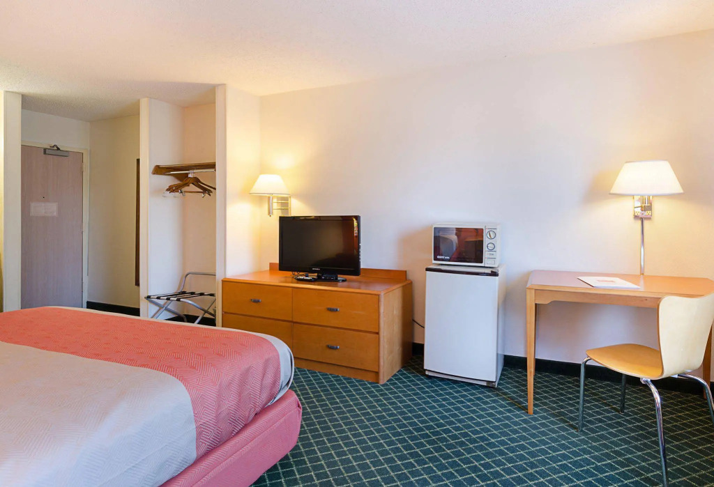Econo Lodge Inn and Suites