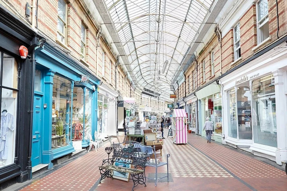 Chic Top Floor Apartment in the Heart of Westbourne Arcade
