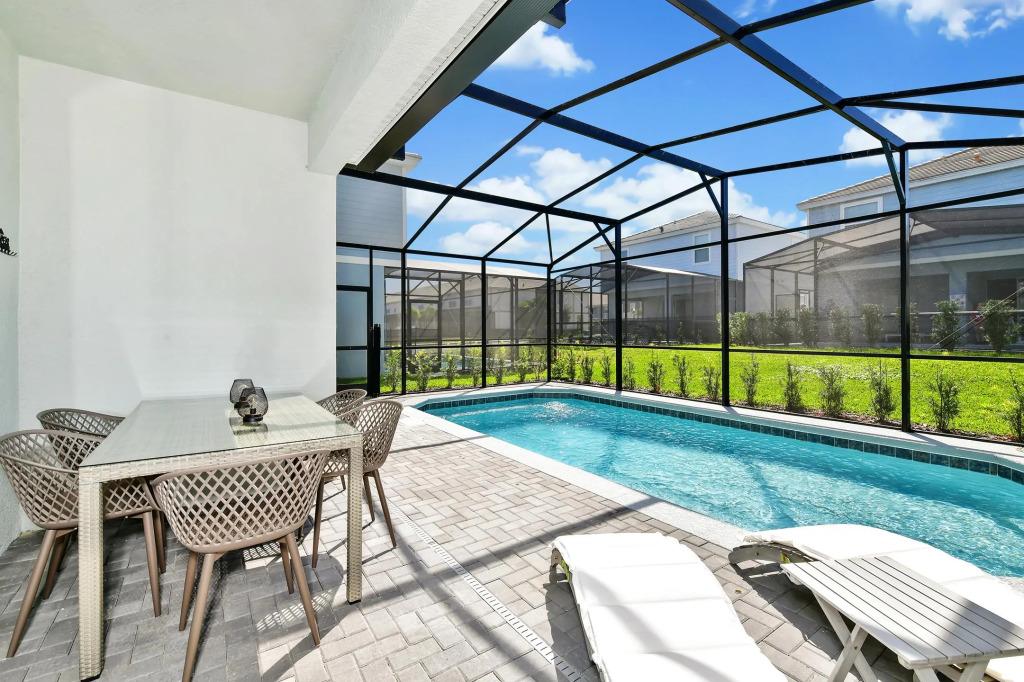 LUXURY NEW 5 BED Single Family With Private Pool, Davenport, US