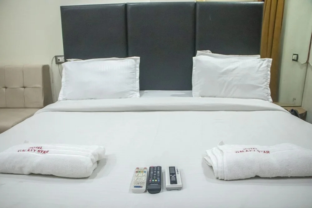 OYO 6883 Hotel Galaxy Star