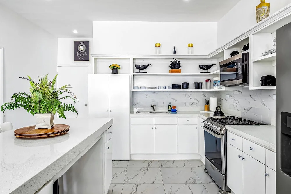 Dog-friendly Home 3 Rows to Beach With Rooftop Deck, Pool, hot Tub, & Kitchen