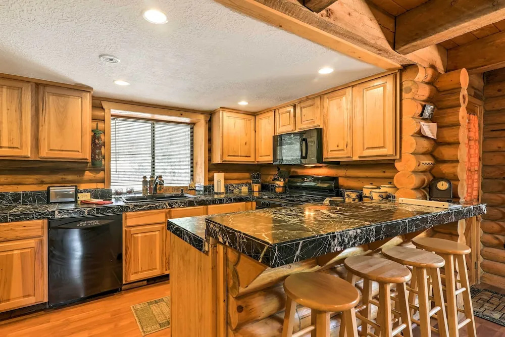 Cozy Utah Cabin w/ Deck & Fire Pit!