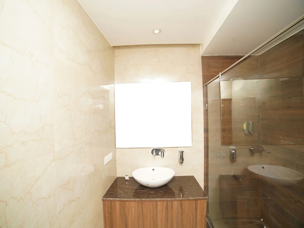 Oyo 7872 Amber Hotel