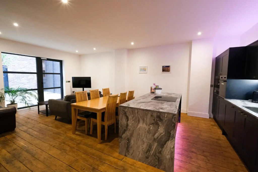The Eden Warehouse - Pink Apartment (sleeps 4)