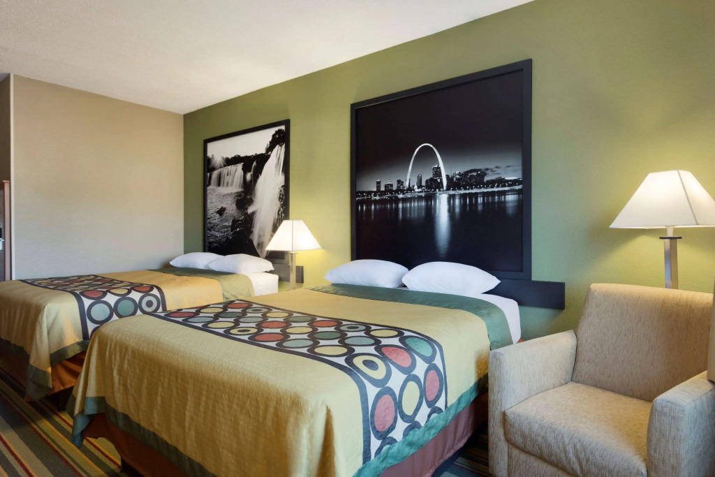 Super 8 by Wyndham Lees Summit