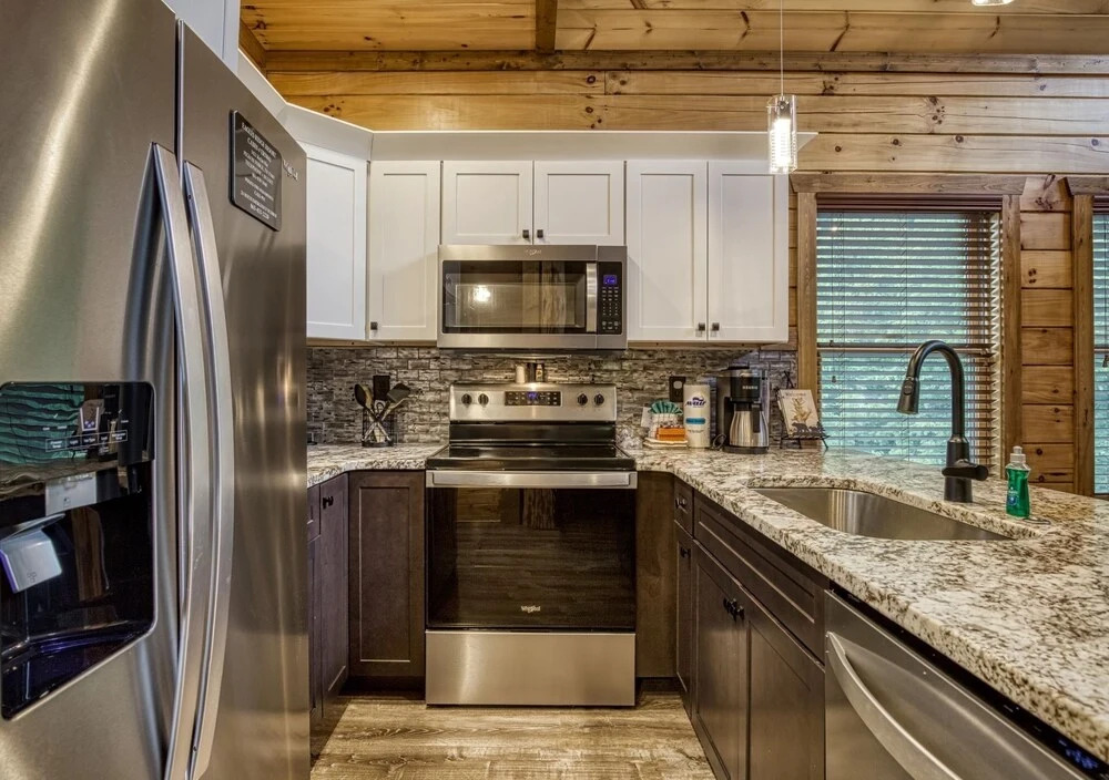 ERN841 - SWEET FEET RETREAT - LOCATION, LOCATION, AND PRIVATE INDOOR POOL! cabin