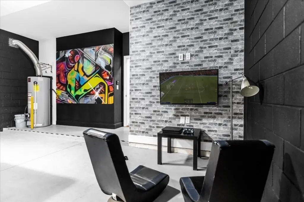 6 Bedrooms 5 Bathrooms Solterra 4193 Od