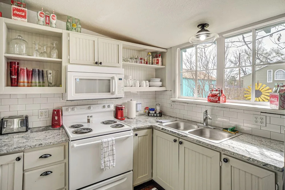 Retro Retreat in Llano w/ Screened Porch!