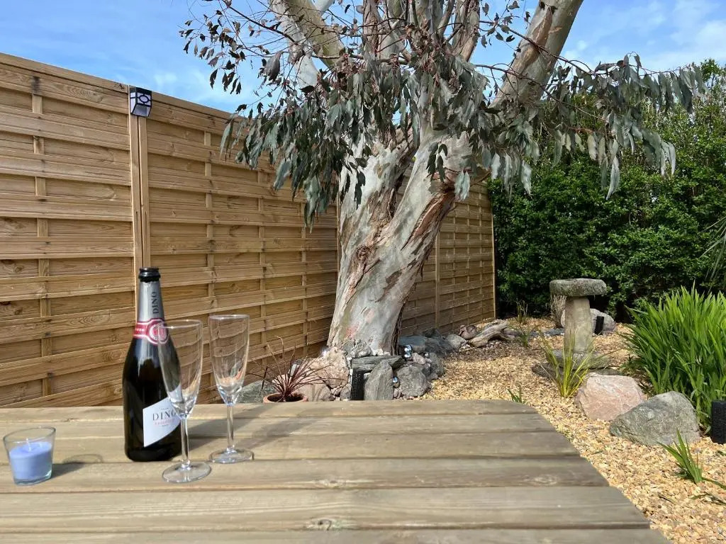 Stylish, Dog Friendly Coastal Bungalow With Garden