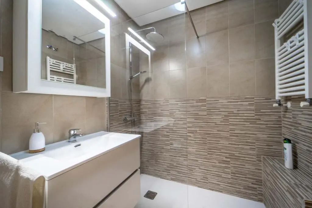 Modern Bright Two Bedroom Apartment With Pool Views - CO1022LT