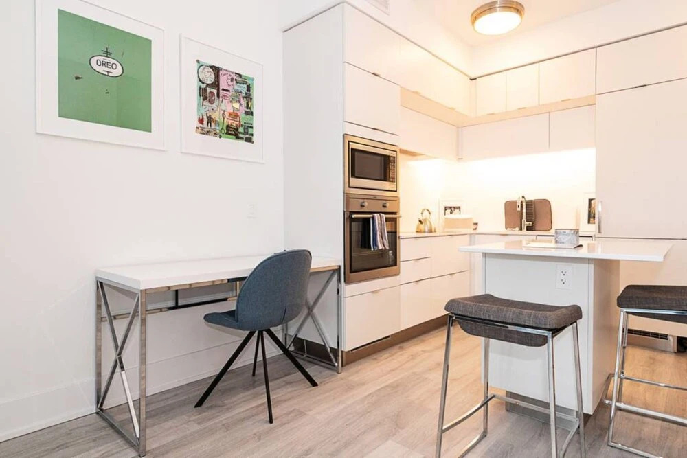 Modern 1 Bedroom Condo With CN Tower Views