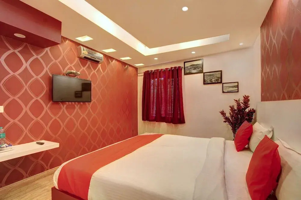 OYO 24825 Hotel Sholas Residency