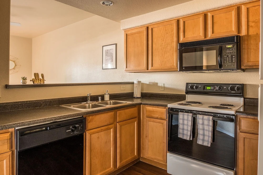 1 BR Apt with Parking by Frontdesk