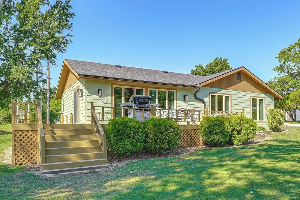 Kayaks & Boat Dock: Waterfront Home in Grove