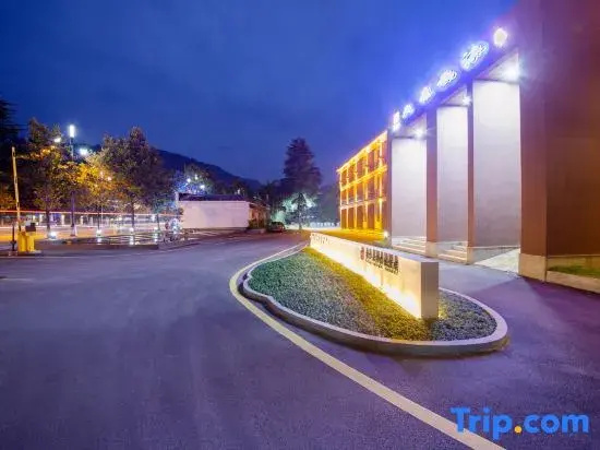 Zhangjiajie Tianchong Yunhai Courtyard Hotel-At the East gate of Zhangjiajie National Forest Park English Butler, Free Luggage Storage, Tour Plan -reserve tickets for various scenic spots-Self-Service Laundry