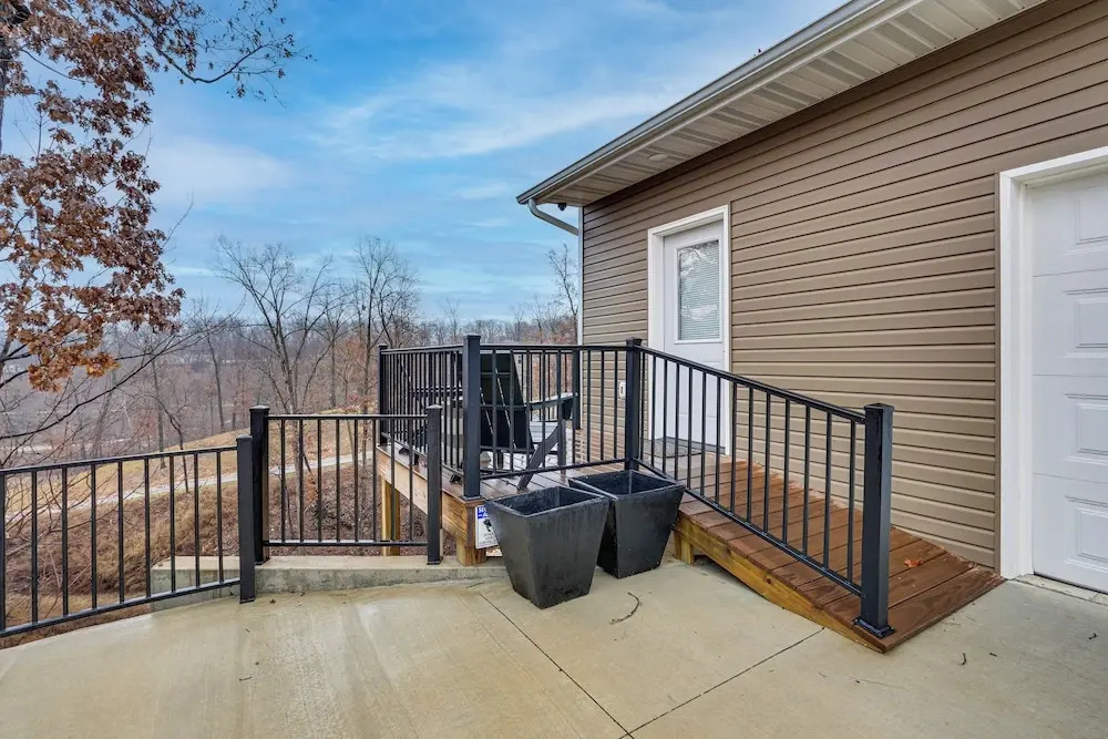 Lake Ozark Apartment w/ Balcony < 1 Mi to Water!