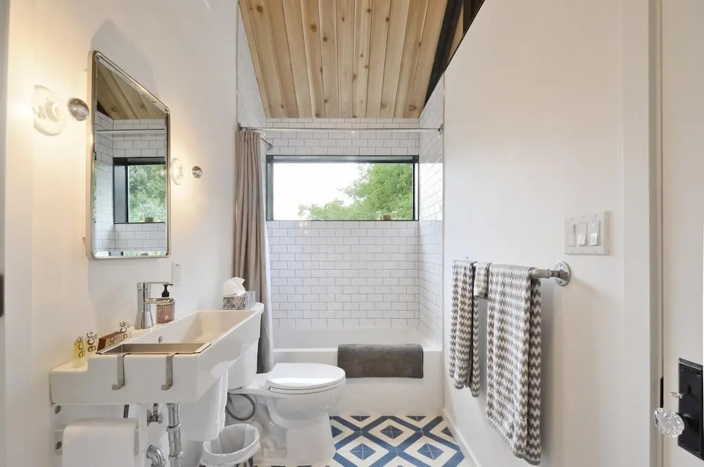 1BR SoCo Treehouse Studio by RedAwning