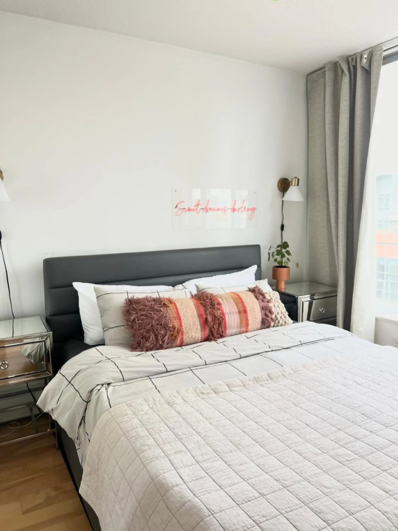 Lovely one-bedroom apartment with swiming pool, hot-tube and gym in central location