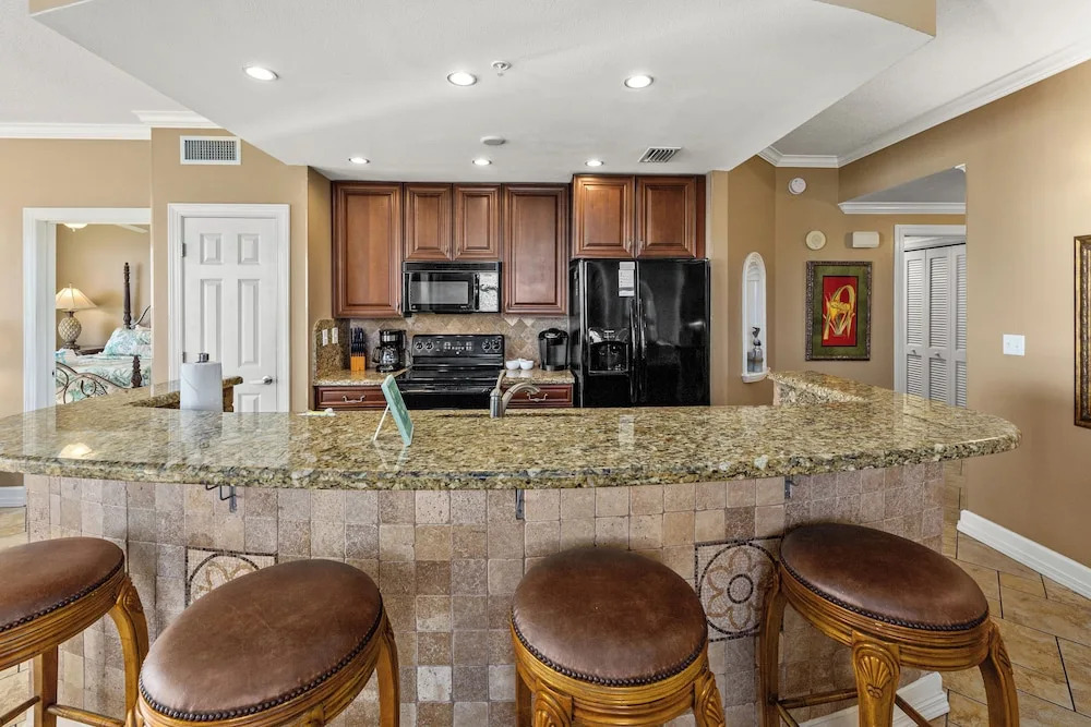 Gulf Front Master Bedroom, 2 Pools & Hot Tubs, Sleeps 8