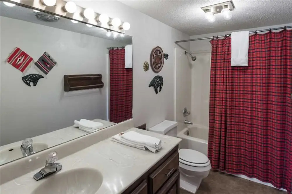 Plaid House - Three Bedroom Cabin