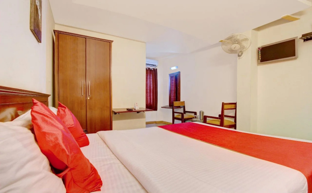OYO Flagship 8002 I Cloud Sri Sai Inn