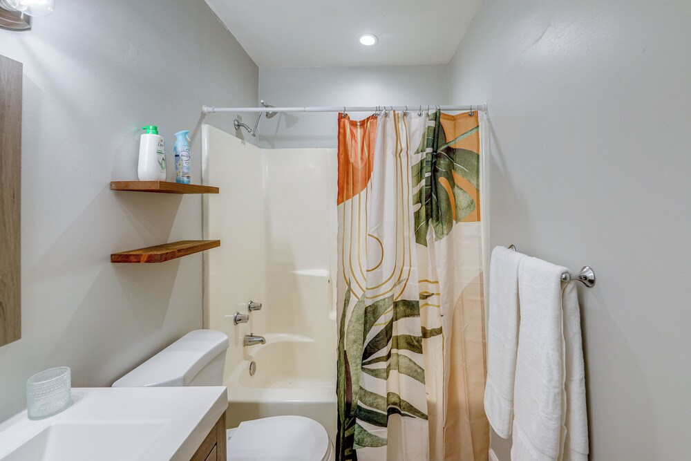 Bright & Airy Condo: Walk to Beach/boardwalk