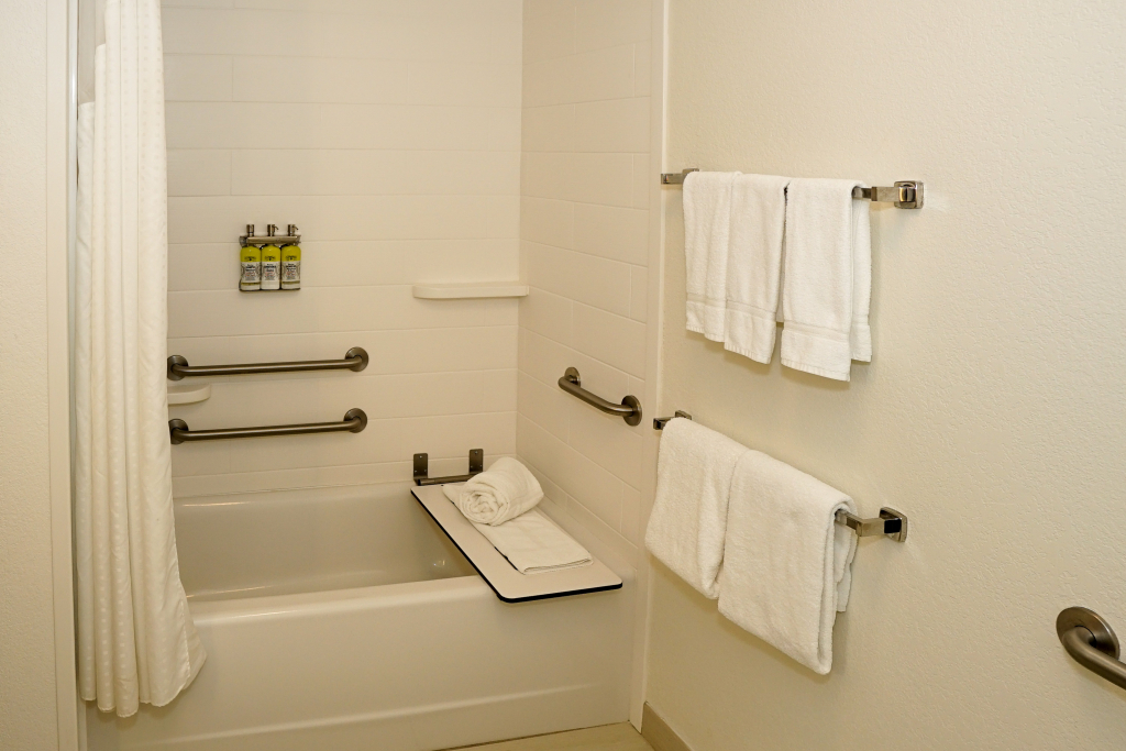 Holiday Inn Express & Suites - Aurora Medical Campus by IHG