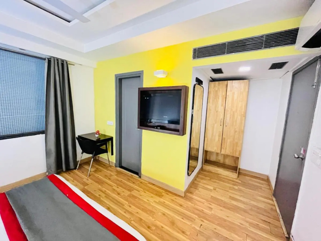 Qotel Hotel AT Residency Kaushambi