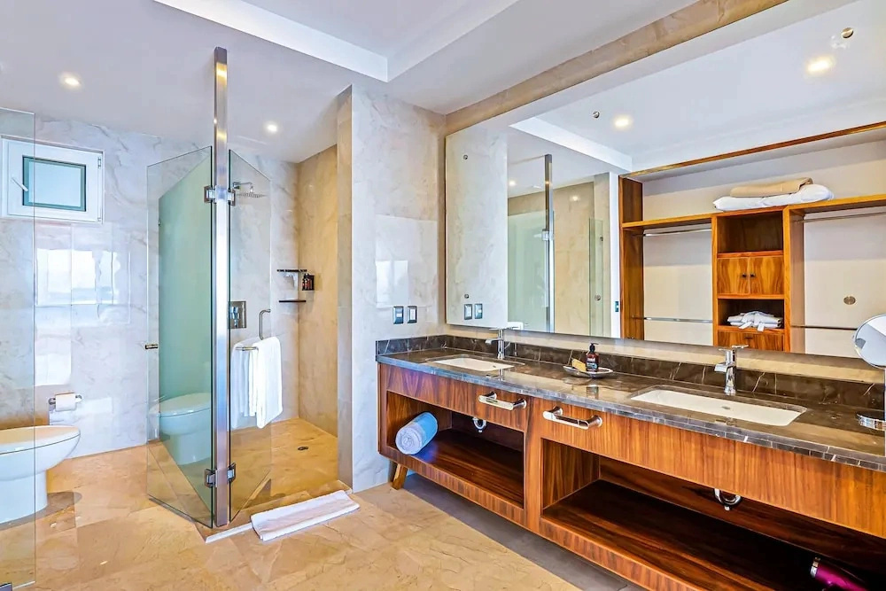 Luxe 2nd-floor Condo With Endless Ocean Views, Pool, spa & Balcony