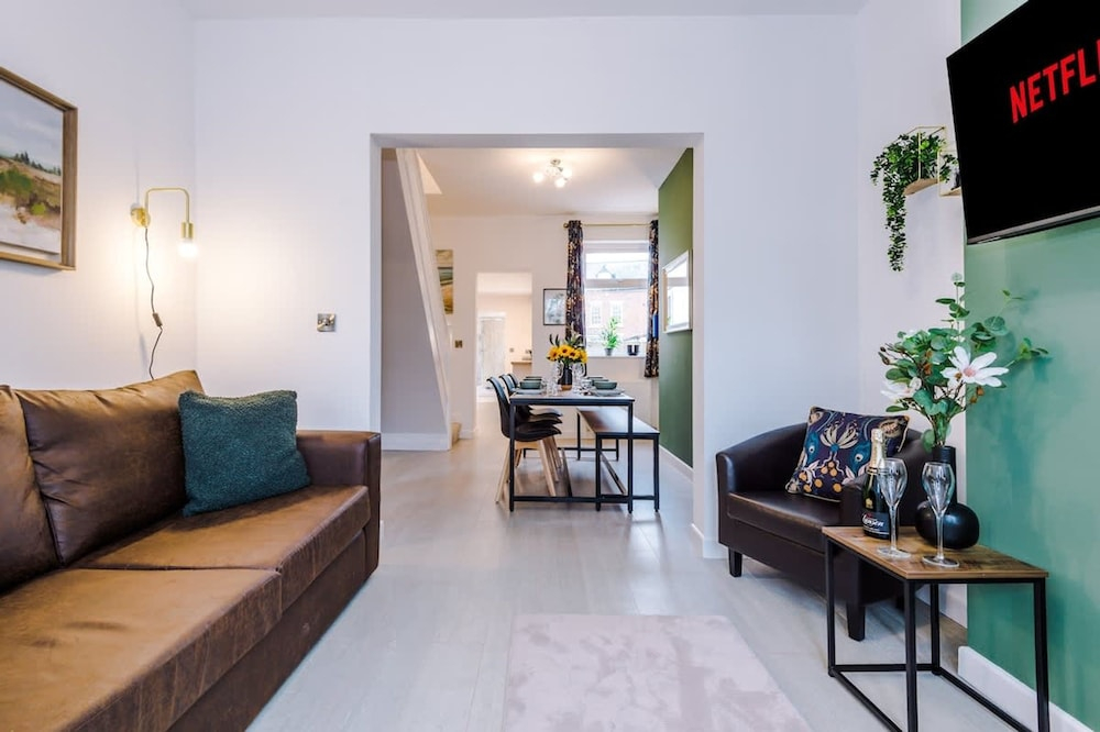 Stunning 3-bed House Amazing Location Sleeps 5