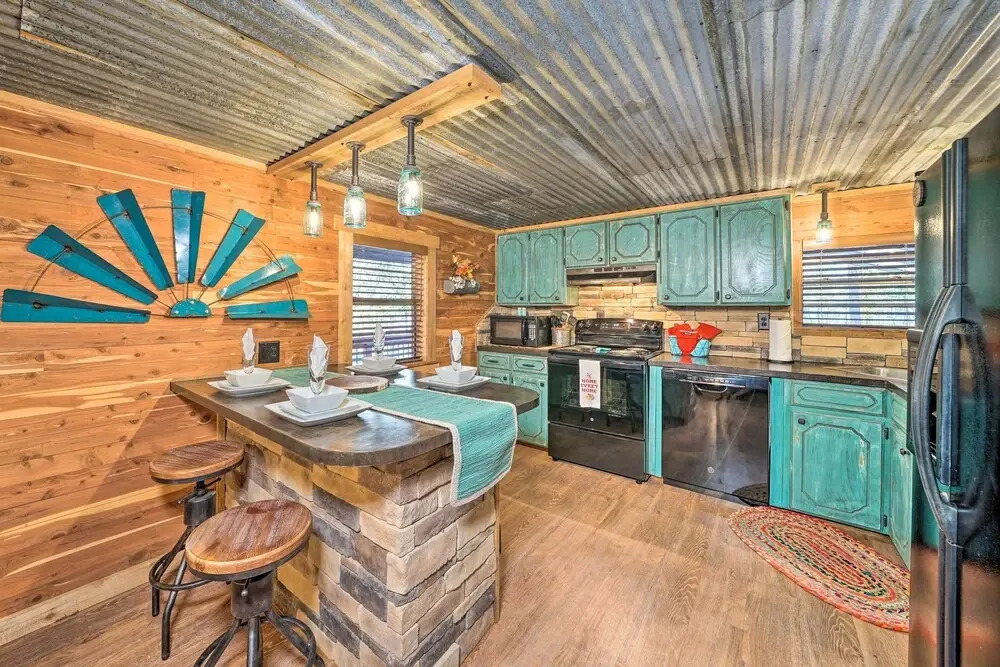 Private Hot Tub & Deck! Cabin Near Broken Bow Lake
