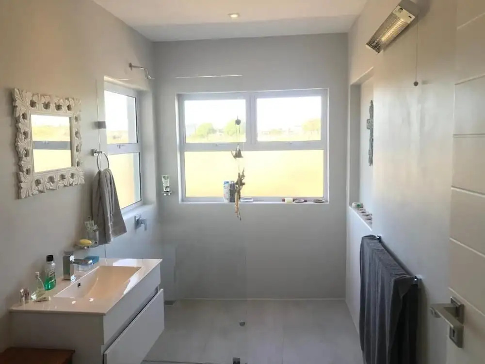 Hidden Gem A Unique 7 Sleeper, 3 x En-suite Bedrooms, 12m Solar Warmed Lap Pool