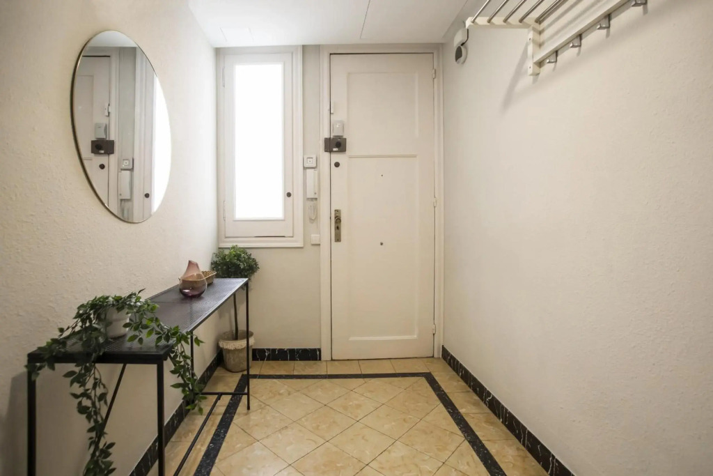 63PAR275- Sunny apartment in Paralel