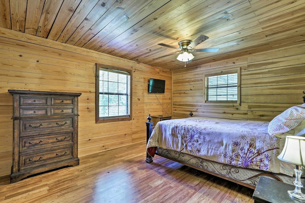 Secluded Cabin w/ Pond ~ 37 Mi to Gulf Coast!