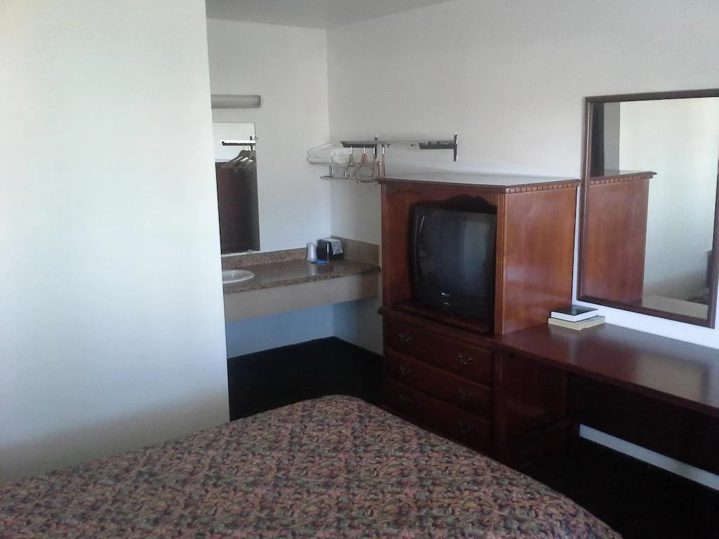 Economy Inn of Holland