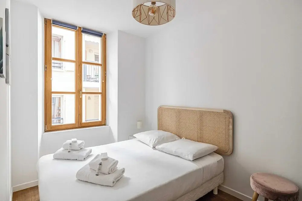 Magnificent Renovated 2 Room Apartment