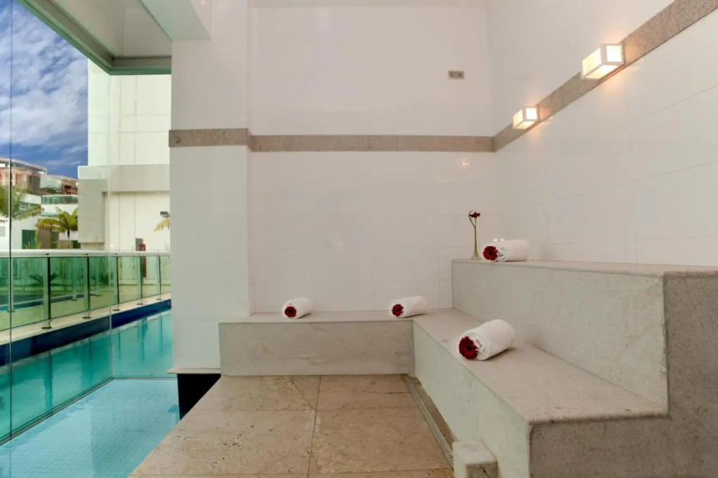 Jade Hotel