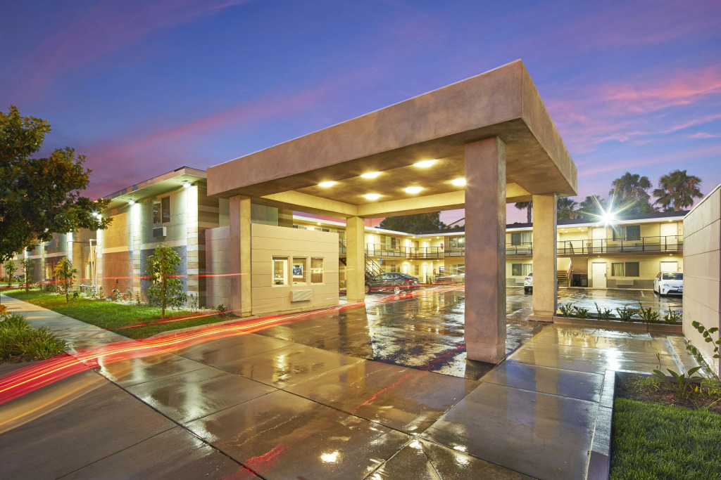 Eden Roc Inn & Suites near the Maingate