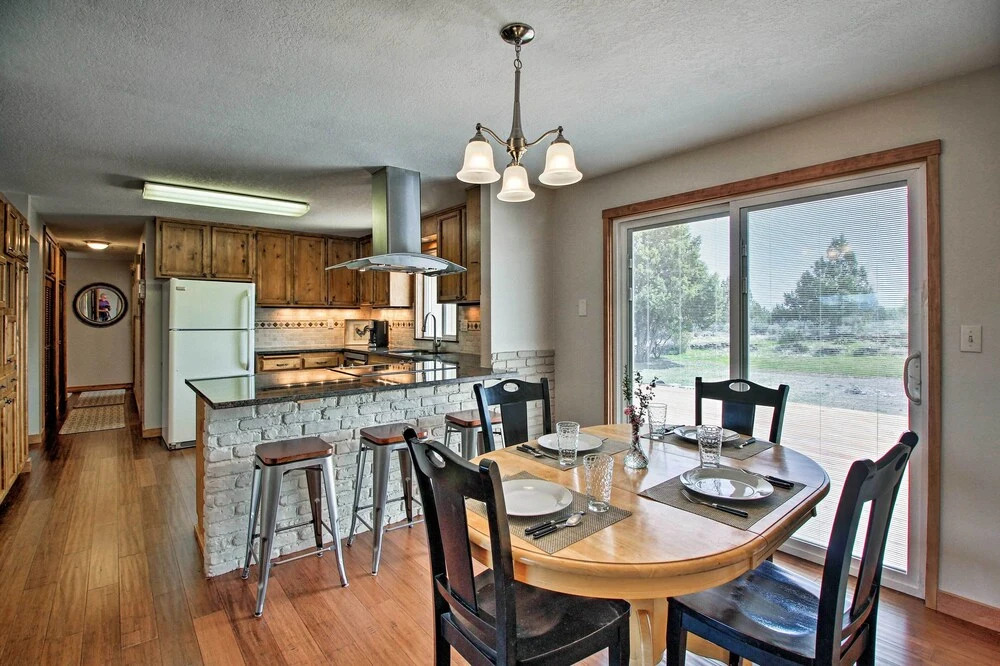 Updated Farmhouse w/ Deck on Central Oregon Canal!