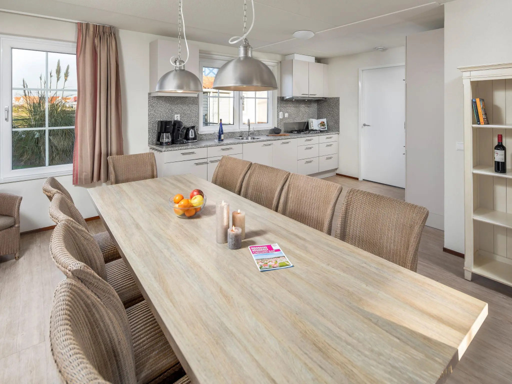 Luxurious villa with boat and game console, beach at 400 m.