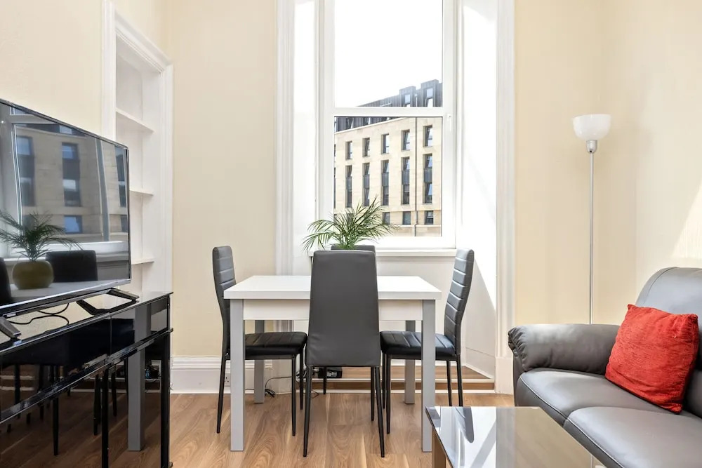 JOIVY Charming 2-Bed Flat Near City Centre W/ Desk