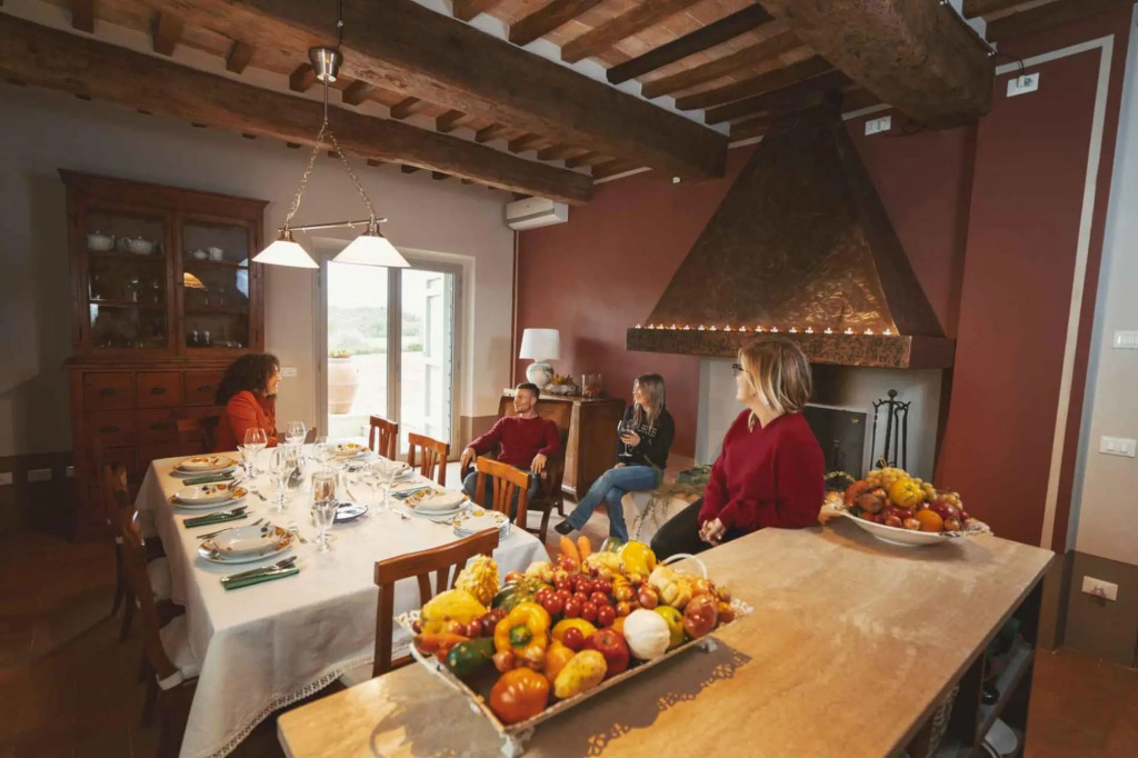 Podere Acqua Calda is an old stone farmhouse, recently renovated, located within walking distance fr-Podere Acqua Calda